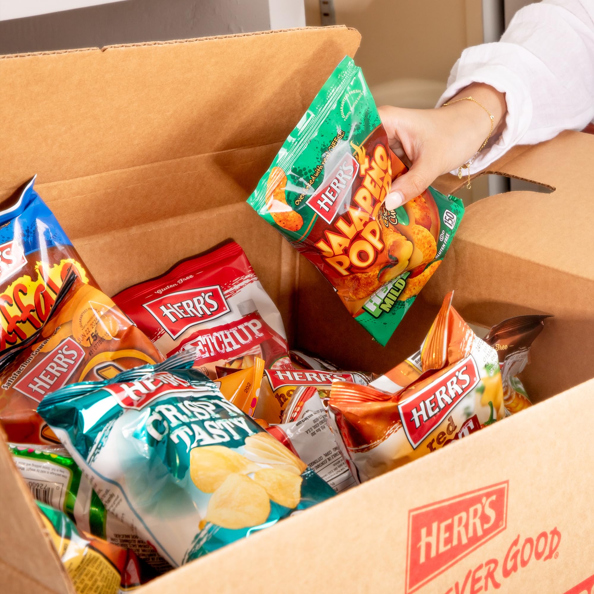 Herr's Jalapeño Poppers Flavored Cheese Curls - Made with Cheddar Cheese - 1 Ounce (Pack of 24) Great for Bold Flavor Fans - Image 6